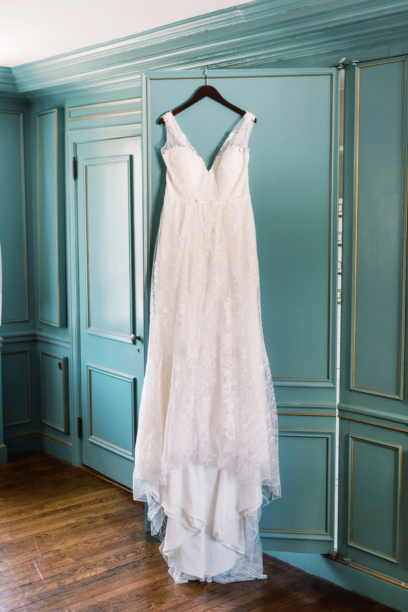 Softly Styled Wedding at the Dresser Mansion in Tulsa, Oklahoma